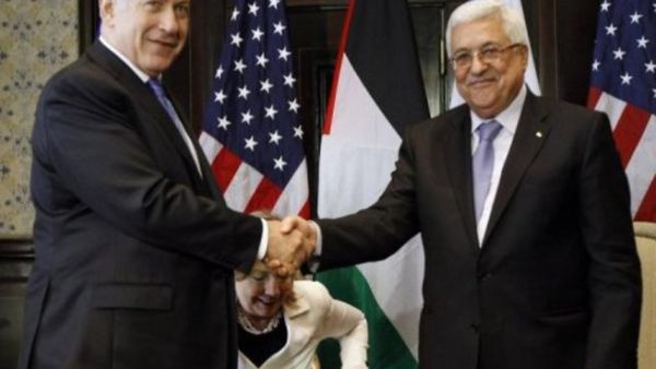 الرئيس الفلسطيني محمود عباس (يمين) مصافحا رئيس الوزراء الاسرائيلي بنيامين نتانياهو في شرم الشيخ في 14 ايلول/سبتمبر 2010
