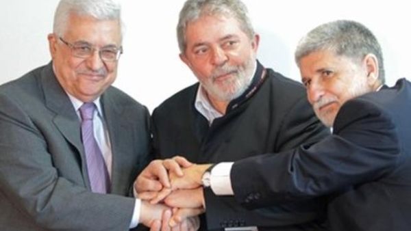 الرئيس الفلسطيني محمود عباس يصافح نظيره البرازيلي لولا داسليفا ووزير الخارجية البرازيلي سيلسو اموريم