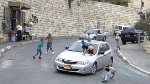 الفلسطينيون يتعرضون لاعتداءات متواصلة من قبل المستوطنين اليهود في الضفة الغربية