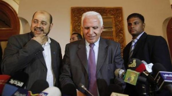 عزام الاحمد (في الوسط) رئيس وفد فتح مع موسى ابو مرزوق (الى اليسار) رئيس وفد حماس في مؤتمر صجفي بالقاهرة 
