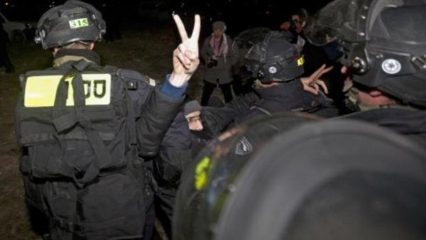 إخلاء مخيم لناشطين فلسطينيين إخلاء مخيم لناشطين فلسطينيين