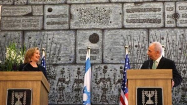 الرئيس الاسرائيلي شيمون بيريز ووزيرة الخارجية الاميركية هيلاري كلينتون
