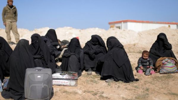 حوالي 80 شاحنة تقل مدنيين خرجت من المناطق المحاصرة في الباغوز