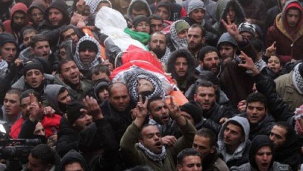 رفع المشاركون بالتشييع الأعلام، ورايات الفصائل الفلسطينية، وصور الشهداء