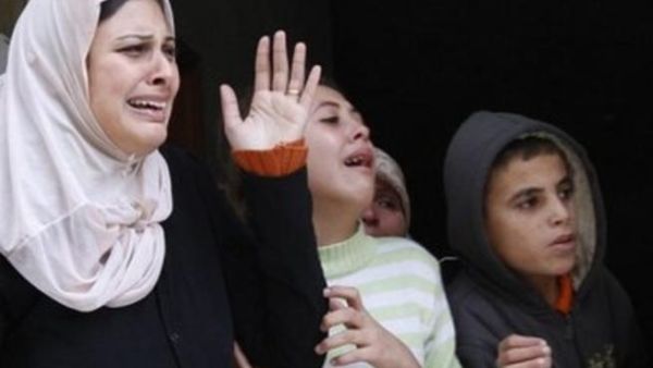فلسطينيات ينتحبن شهيدا في غزة 