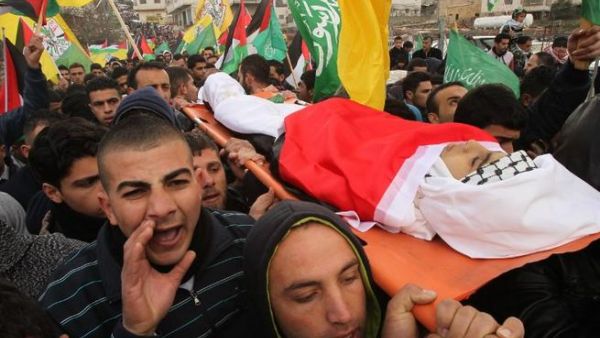 Mourners carry the body of Palestinian Haitham al-Baw, who was shot dead by Israeli soldiers, during his funeral in the village of Halhoul north of the West Bank city of Hebron, on February 6, 2016. (AFP/Hazem Bader)