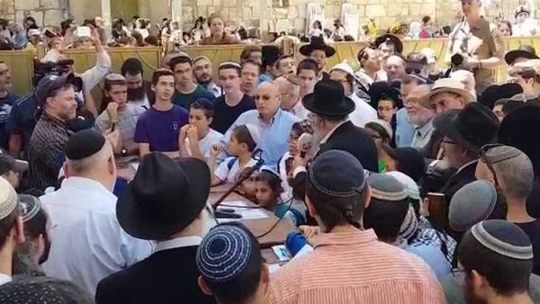 200 يهودي يؤدون الصلاة ضد إيران أمام حائط البراق في القدس