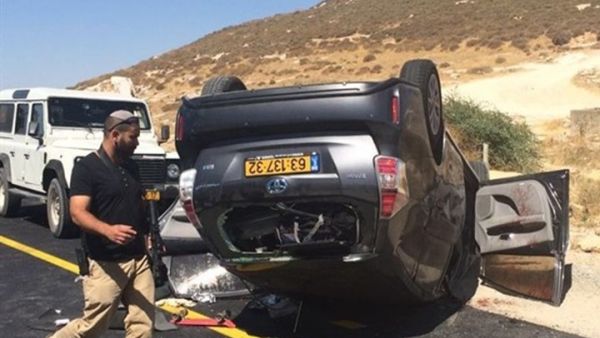 سيارة المستوطنيين التي تعرضت للهجوم.عن الانترنت