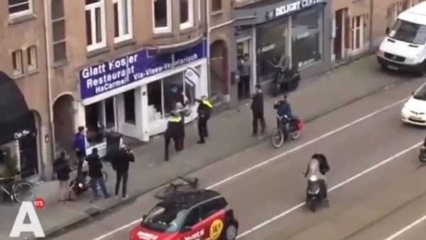 شاب يحطم واجهة أحد أهم مطاعم أمستردام أسمه “كوشر فينو”