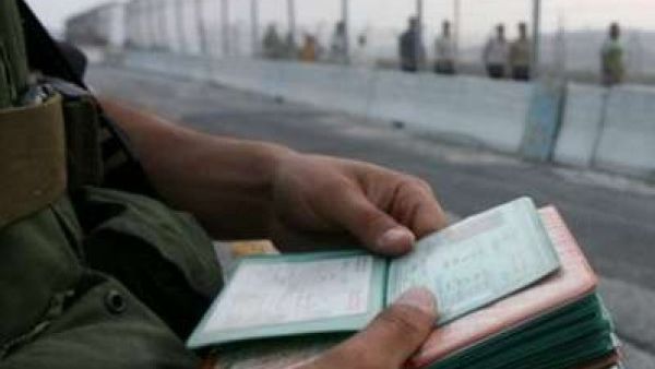 إسرائيل تعمد في الآونة الأخيرة إلى سحب التصاريح من تجار ومواطني قطاع غزة