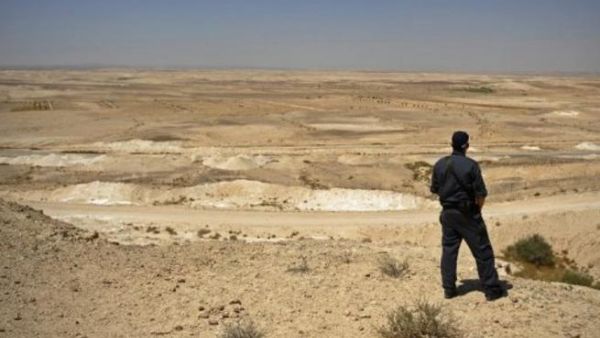 عنصر من الشرطة الاسرائيلية يراقب الجهة المصرية من الحدود
