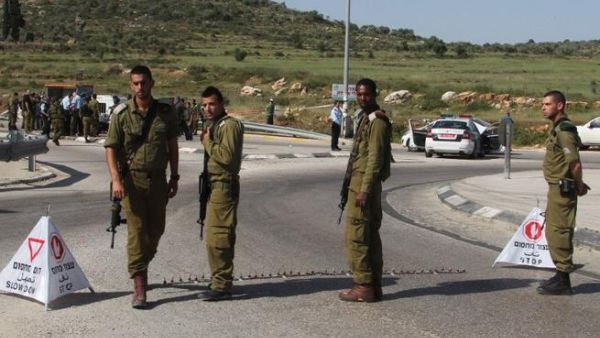 Israeli security forces gather near the site where an Israeli settler was stabbed in the Tapuah junction near the northern West Bank city of Nablus (AFP PHOTO /JAAFAR ASHTIYEH)