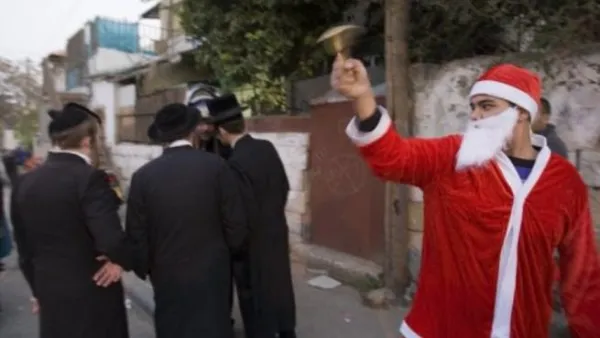 فلسطيني بلباس سانتا كلوز يقرع جرسه على مقربة من مستوطنين يهود في حي الشيخ جراح