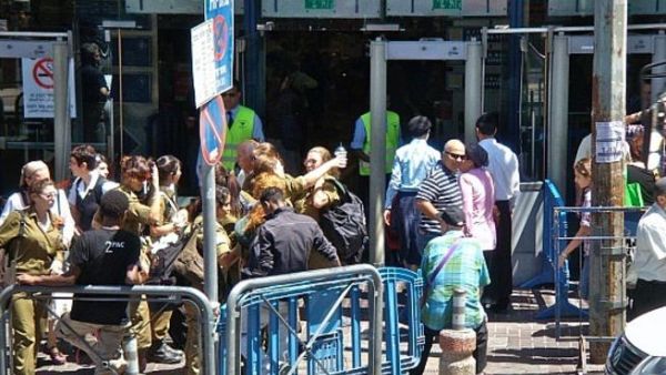 اسرائيليون قرب محطة الحافلات المركزية في القدس