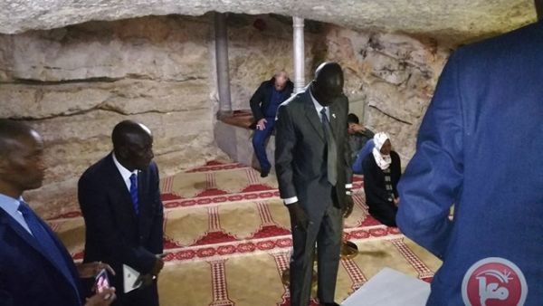 وزير الخارجية السنغالي "صديقي كابا"، يصلي في مسجد قبة الصخرة 