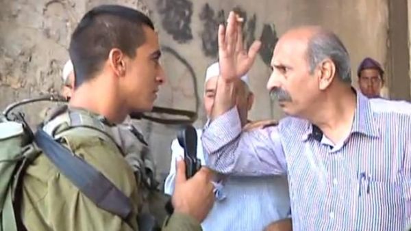 أبو شادي يدخل بمعركة كلامية ومشادة مع الجنود الإسرائيليين أمام بيته المهدد بالمصادرة