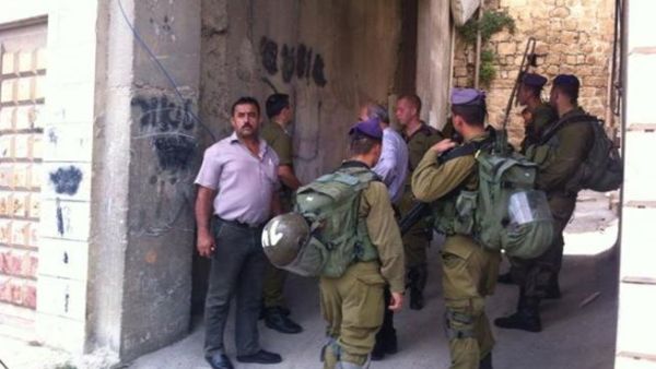 جنود اسرائيليون قرب الحرم الابراهيمي في مدينة الخليل جنوب الضفة الغربية