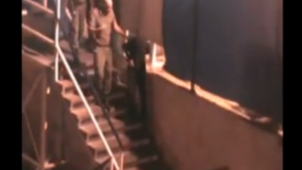 تظهر بعض المشاهد أن الجندي يتلفظ بألفاظ توحي بأنها تهديد ضد المعتقل دون معرفتها