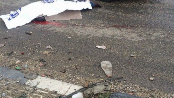 جثة شهيد ملقاة على الارض بعد تنفيذه إحدى العمليات في الارض المحتلة/ ارشيفية