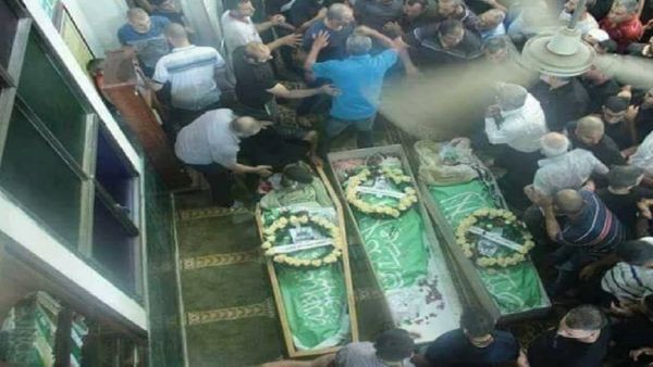 جثامين الشبان الفلسطينيين الثلاثة الذين قتلوا برصاص الشرطة الإسرائيلية