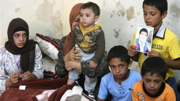 عائلة عامل فلسطيني قتلته قوات الاحتلال السبت/أ.ف.ب