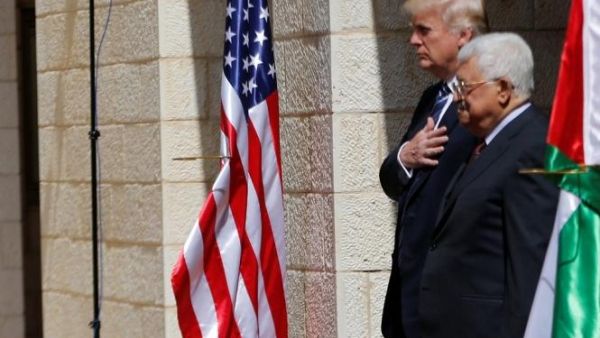 الرئيس الفلسطيني محمود عباس ونظيره الأمريكي دونالد ترامب