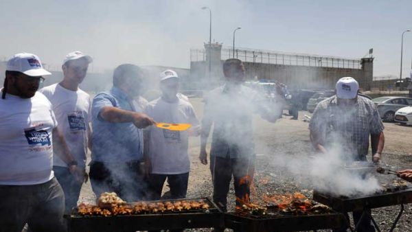 حفل شواء بالقرب من أحد السجون التي يخوض فيها فلسطينيون، إضراباً عن الطعام