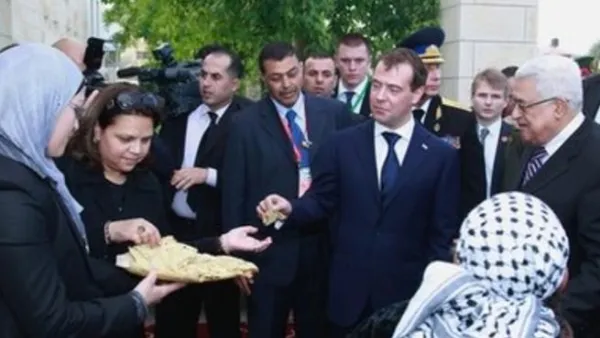 نساء فلسطينيات في اريحا يرحبن بميدفيديف ويقدمن له خبزا فلسطينيا تقليديا
