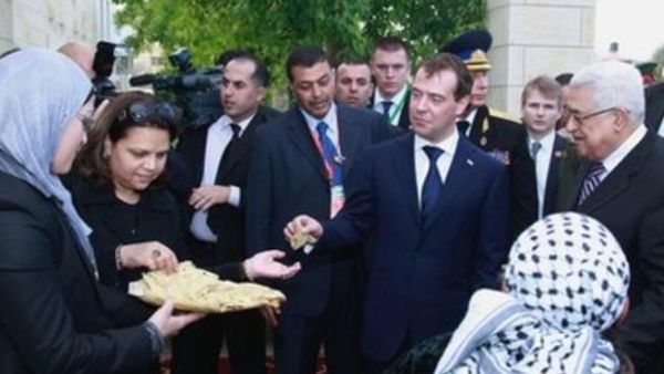نساء فلسطينيات في اريحا يرحبن بميدفيديف ويقدمن له خبزا فلسطينيا تقليديا
