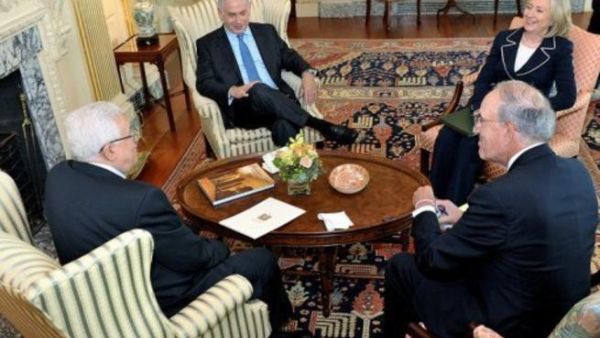 كلينتون قبالة عباس والى يمينها نتانياهو ويسارها ميتشل في واشنطن
