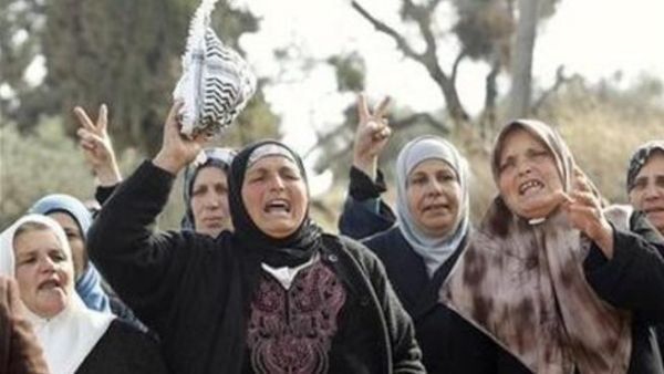 فلسطينيات ينتحبن خلال جنازة الشهيد المسلماني في نابلس
