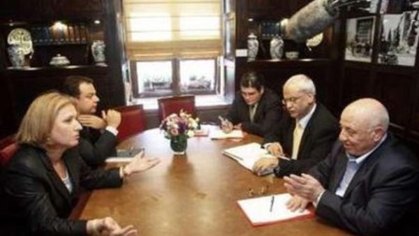 احمد قريع والى يمينه صائب عريقات خلال احدى جلسات المفاوضات التي شاركت فيها تسيبي ليفني