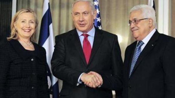 نتنياهو يصافح عباس والى يمينه هيلاري كلينتون في منزل رئيس الوزراء الاسرائيلي بالقدس يوم الأربعاء.

