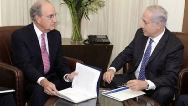 رئيس الوزراء الاسرائيلي بنيامين نتانياهو (يمين) والمبعوث الاميركي جورج ميتشل