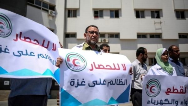 أطباء وممرضون يشاركون بوقفة احتجاجية في قطاع غزة