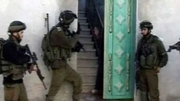 جنود من قوات الاحتلال خلال احدى المداهمات في الضفة الغربية
