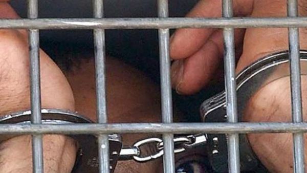 فلسطيني معتقل في صورة التقطت في العام 2004 من شاحنة تنقل معتقلين الى سجن هداريم 