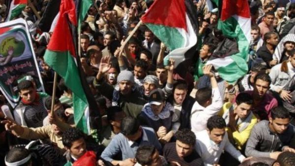 عشرات الاف الفلسطينيين يتظاهرون مطالبين بانهاء الانقسام 
