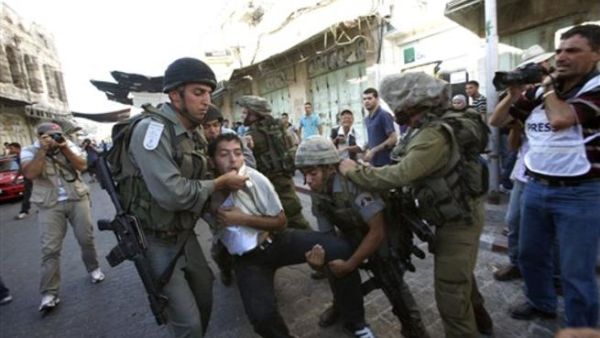 جنود اسرائيليون يعتقلون متظاهرا فلسطينيا في مدينة الخليل الثلاثاء/أ.ف.ب