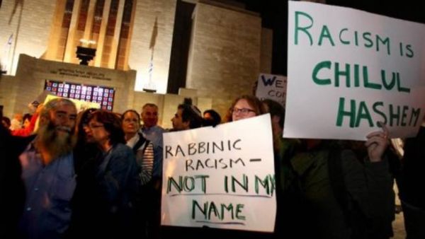 اسرائيليون يتظاهرون احتجاجا على رسالة تحرم بيع وايجار المنازل والاراضي لغير اليهود في القدس 