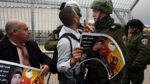 جنود اسرائيليون يحاولون فض التظاهرة بالقوة