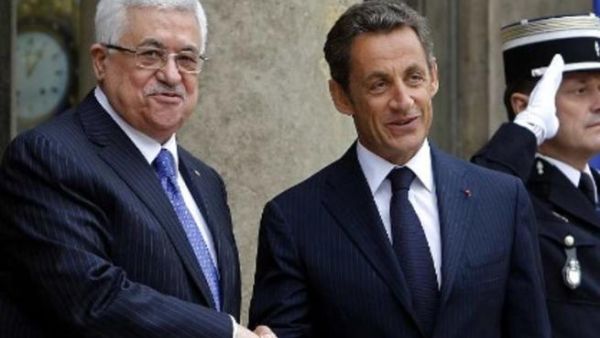 الرئيس الفرنسي نيكولا ساركوزي يصافح نظيره الفلسطيني محمود عباس في قصر الاليزيه
