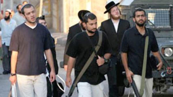 مستوطنون مدججون بالسلاح في الضفة الغربية