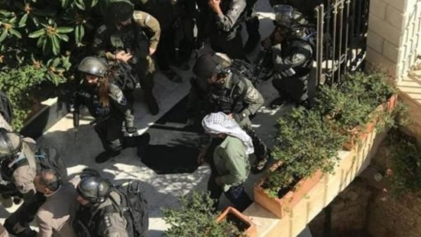 قوة عسكرية اسرائيلية تقتحم مقر محافظة القدس في ضاحية البريد ببلدة الرام