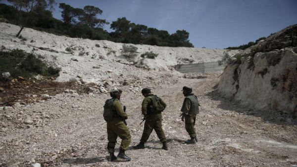 عناصر من قوات الاحتلال قرب الحدود اللبنانية