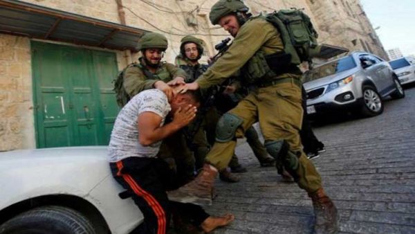 جنود الإحتلال ينهالون بالضرب على فتى فلسطيني في الضفة الغربية