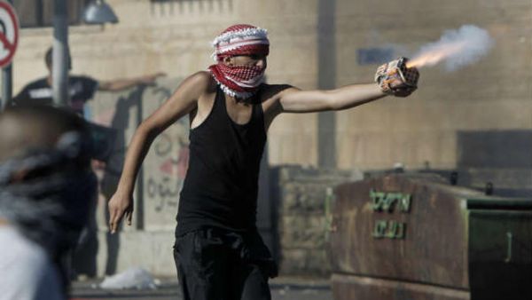 فلسطيني يطلق العابا نارية على جنود الاحتلال