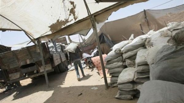 اكياس اسمنت تم تهريبها عبر نفق من سيناء الى رفح/غزة/أ.ف.ب