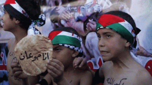 حمل المحتجون لافتات كتب عليها “إغلاق منظمة التحرير بأمر من مخيم اليرموك”