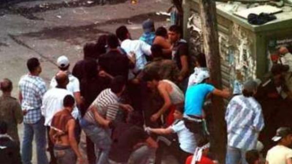 شبان يختفون خلف مولدة كهرباء تجنبا للرصاص